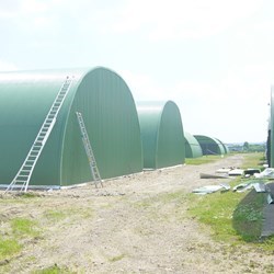 vista das telhas metálicas onduladas em aço galvanizado, aqui pré-pintada em verde para os Omegas em construção