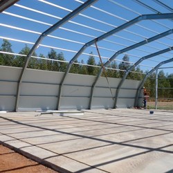 Montagem da primeira linha de chapas onduladas. O exterior é pré-pintado em branco (RAL9003) para a reflexão máxima do calor do sol.