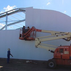 Fechando a parte traseira com a segunda linha de chapa ondulada.