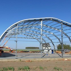 Estrutura principal de metal pronta, todas as terças montadas, a viga-trilha do portão no lugar, tudo feito de aço formado a frio e galvanizado.