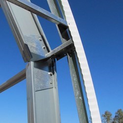 Vista detalhada das tesouras retas e conexões angulares, galvanizadas, que formam o arco.