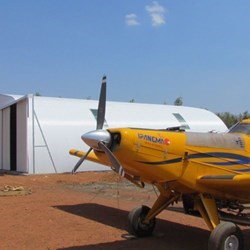 Vista lateral do hangar do avião Frisomat Omega + na frente com o avião agrícola Ipanema Embraer.