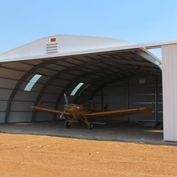 Vista da Embraer Ipanema estacionado dentro do hangar, o acesso é fácil porque a envergadura é 11,6m e a porta tem 15m.