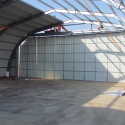 As 6 folhas do portão no lugar, o portão é de 15m de largura e 5m de altura permitindo fácil acesso de aviões e equipamentos agrícolas de grande porte.