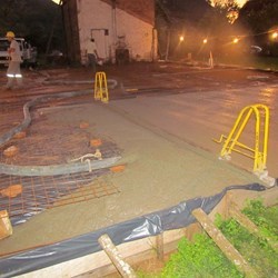 fazendo o concreto, vista do encaixotamento e a armação, é necessário pouca fundação o que economiza bastante