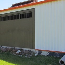 vista para o exterior da porta automática que é feita localmente