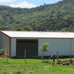 um agradável e organizado celeiro / pavilhão industrial em um belo ambiente