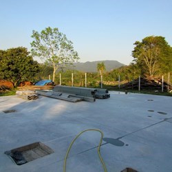 o piso é polido e pronto, primeiras peças galvanizadas são descarregadas