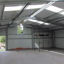 telhado quase terminado. O isolamento térmico é uma manta de lã de vidro reforçada de 50 milímetros