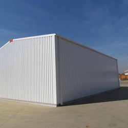 visão traseira de um hangar Delta, a estrutura é feita de aço galvanizado, revestimento é galvanizado e pré-pintado em branco para refletir o calor