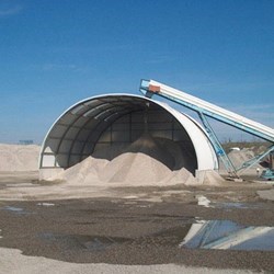 Galpao Frisomat Omega metade aberto em uma parede de contenção: armazém para granel