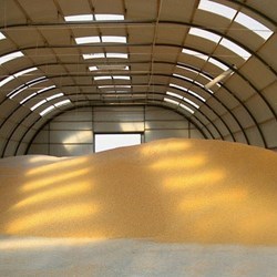 Vista interna de um galpão de aço galvanizado Omega, usado para armazenar grãos