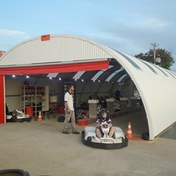 galpão de aço galvanizado, garagem e oficina de carrinhos elétricos da KartFly em Campinas SP