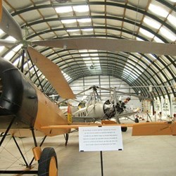 aviões antigos / autogiro em exposição em um celeiro Frisomat Omega, Cuatro Vientos Airport Museu, Madrid, Espanha