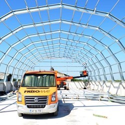 um novo Frisomat Omega + em construção: vista interior dos pórticos de aço galvanizado montado em cima de um muro de contenção