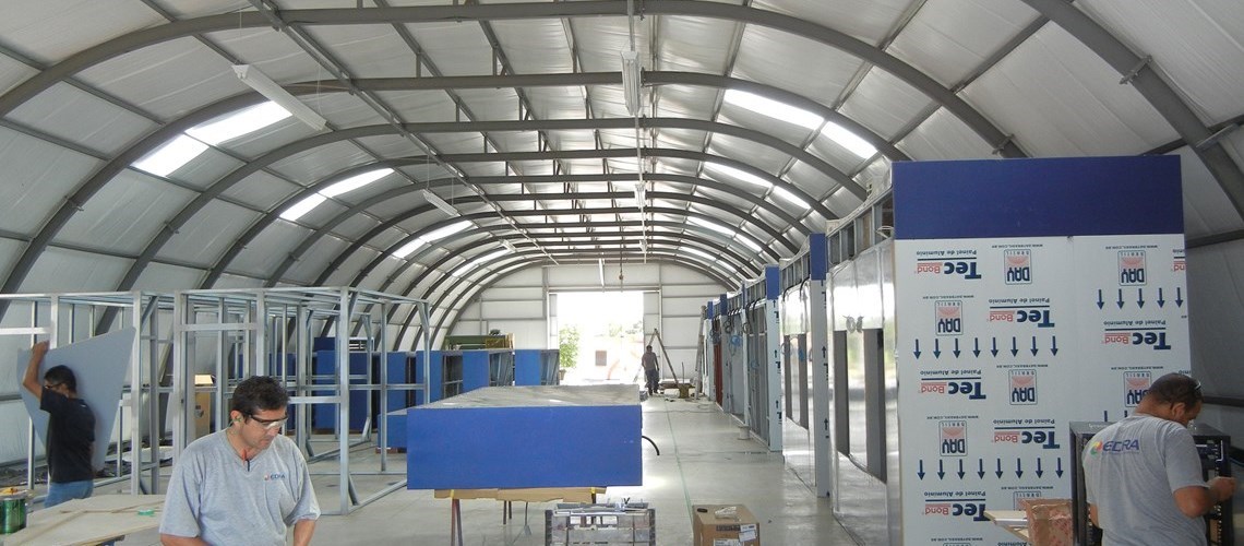 vista interior de um galpão Frisomat Omega isolado que é utilizado como oficina de montagem
