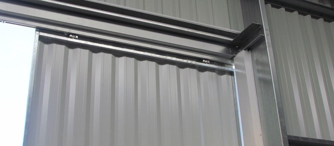 interior view of a hangar Delta, showing the gate and the galvanized steel beams made of HSS steel