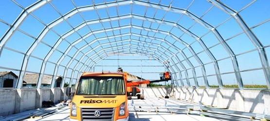 Um Omega+ sendo construído em cima de uma parede de contenção